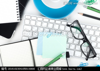 办公用品、眼镜及电脑键盘